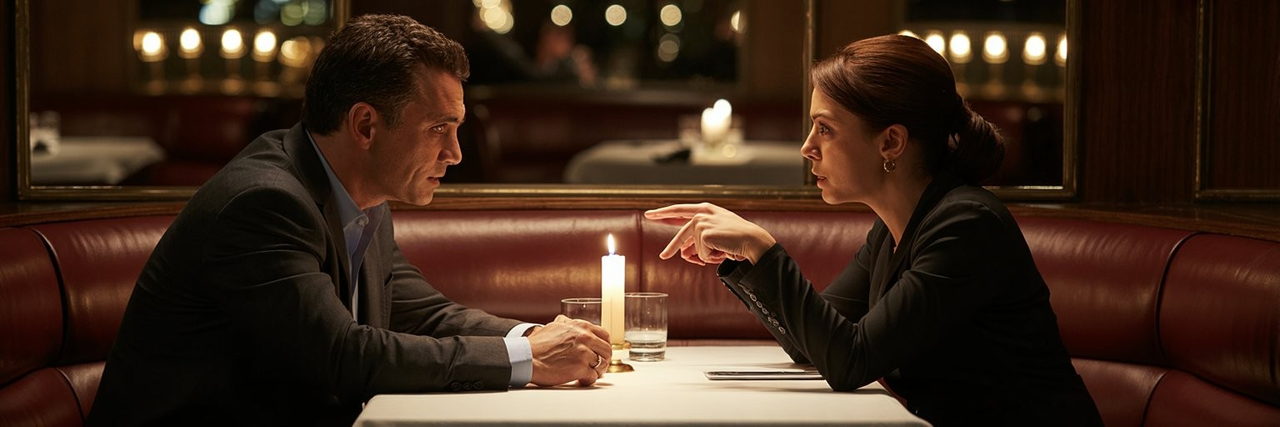 Illustration : un dîner en tête-à-tête, deux interlocuteurs qui se confient à voix basse