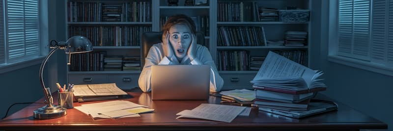 Illustration : de nuit, une psychologue relit des transcriptions à son bureau, entourée de dossiers