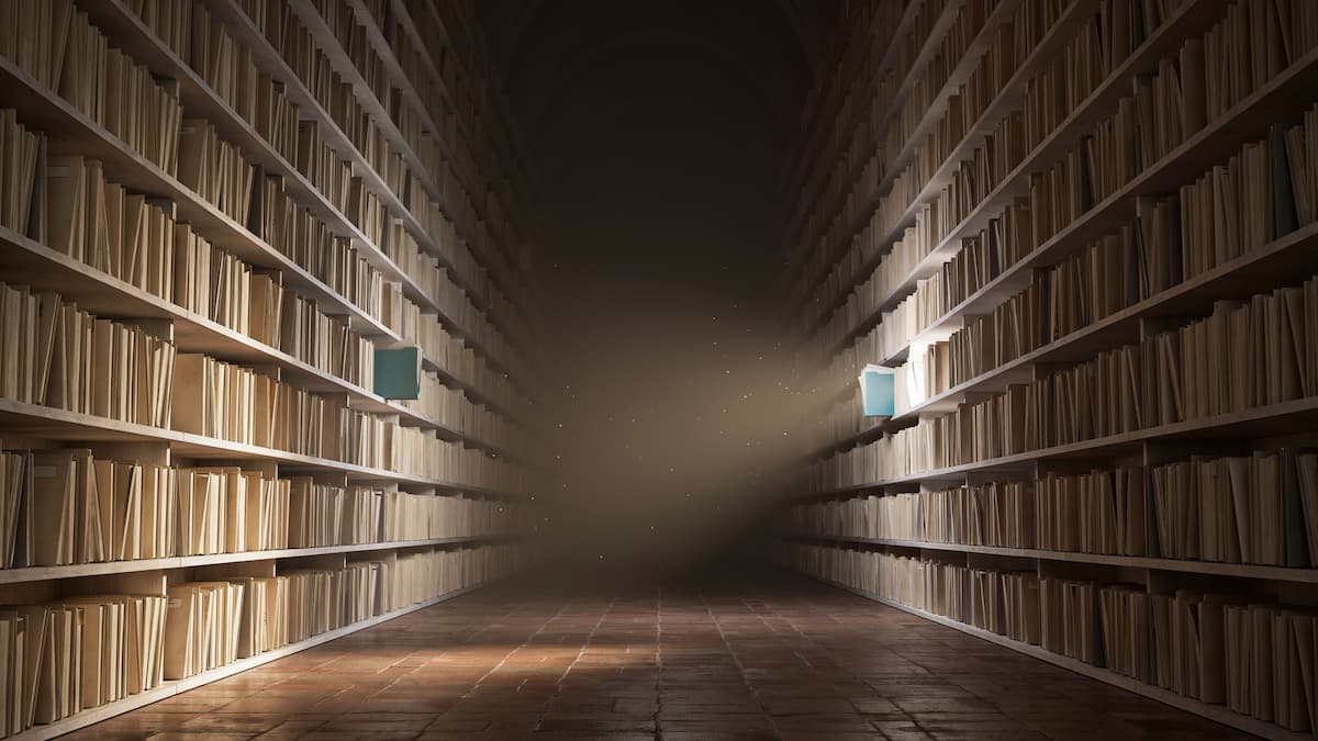 Une archive monumentale cache un dossier essentiel au milieu de milliers de documents presque identiques.