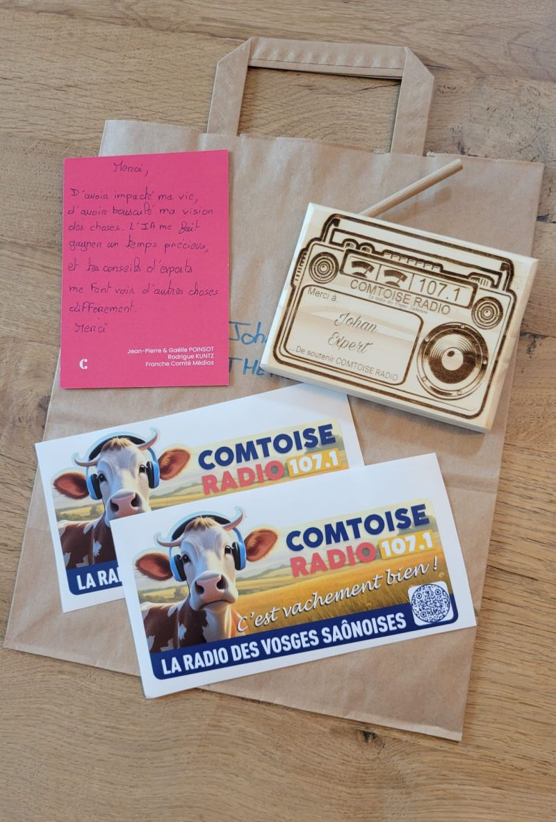 Photo des souvenirs de la soirée, mot signé et goodies personnalisés à l'effigie de Comtoise Radio.